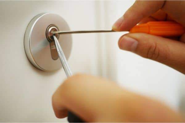 Apertura de cerradura por cerrajero. Cerrajero Alcantarilla rápido y urgente