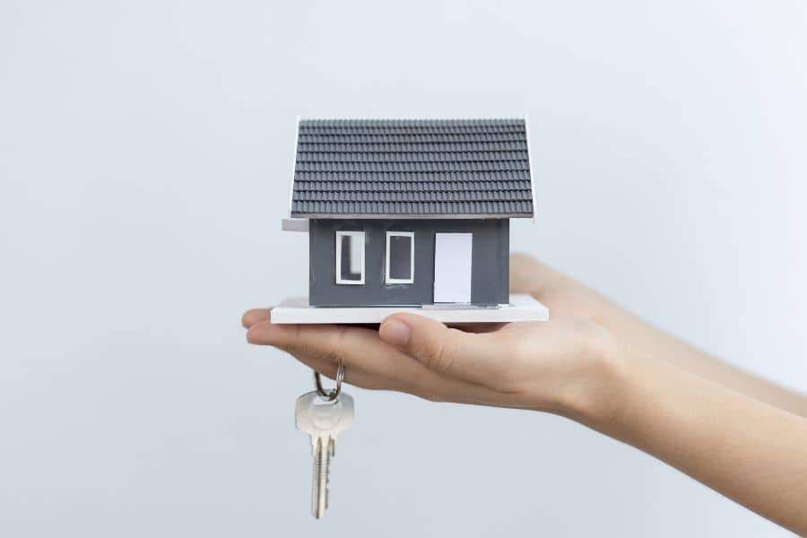 Mano sosteniendo una casa. Cerrajeros urgentes y baratos en Alcantarilla cerca de mi